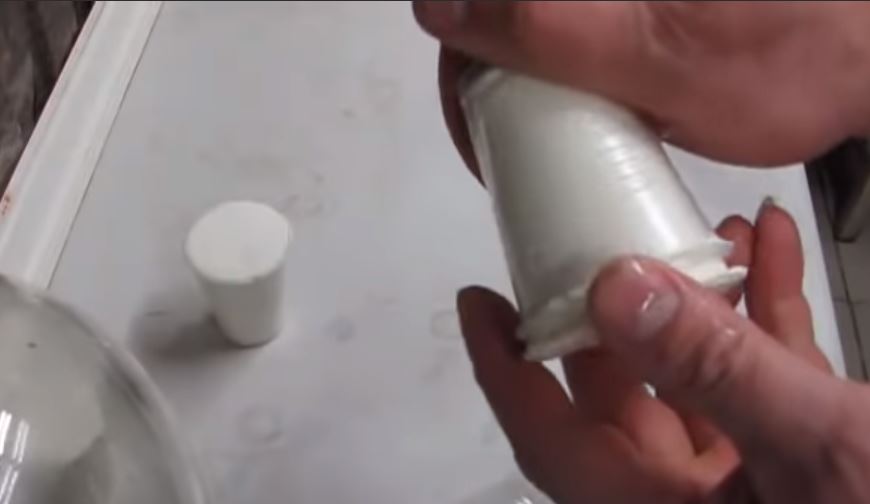 Вынимаем из стаканчика