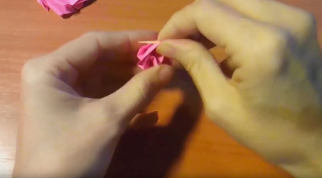 подкручиваем края лепестков розы