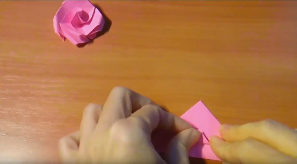 Центральный уголок также загибаем вверх