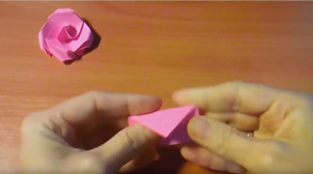 вершину загибаем вниз и выравниваем обратно