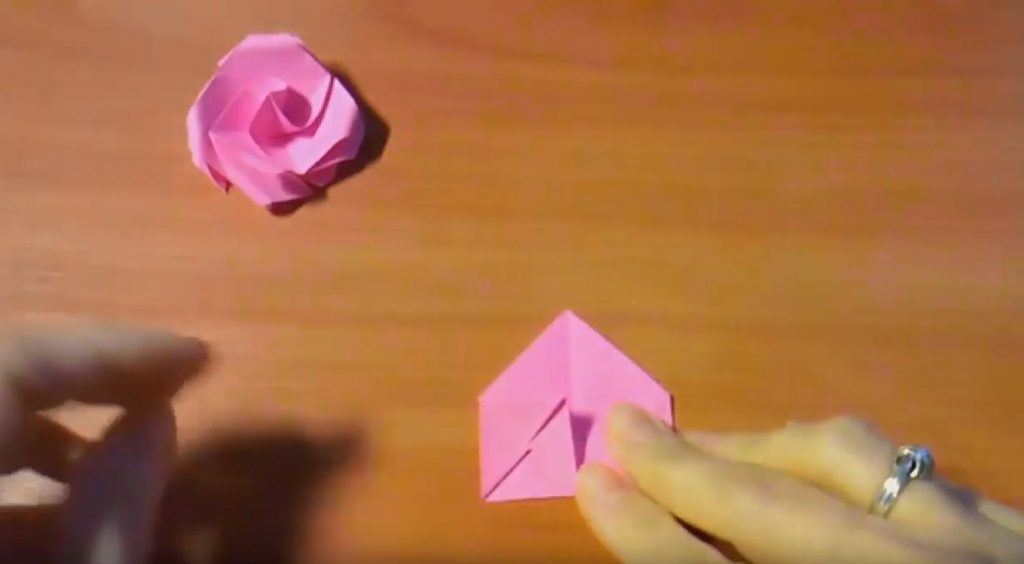 по очереди складываем уголки к центру