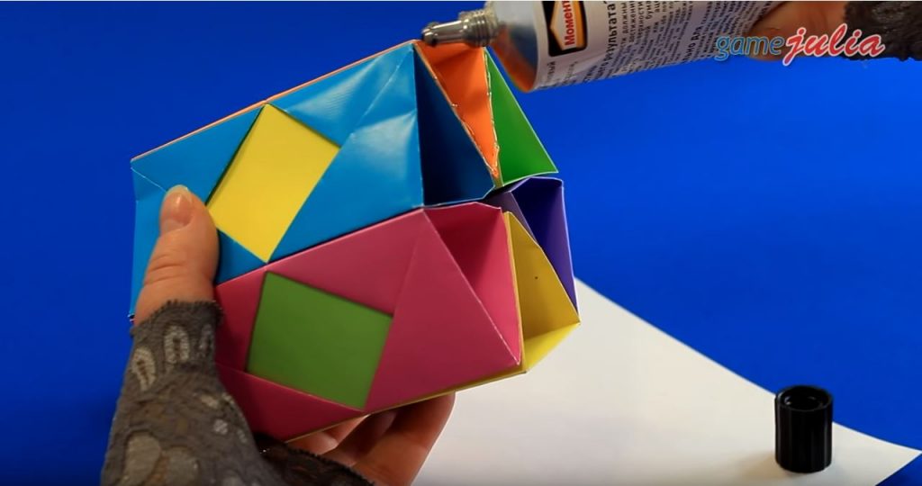 Наносим клей «Момент» на все ребра нижней части нашей заготовки