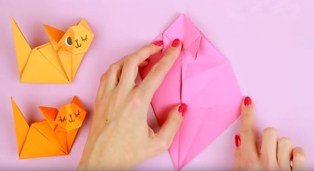 Аккуратно разворачиваем правую сторону центрального треугольника