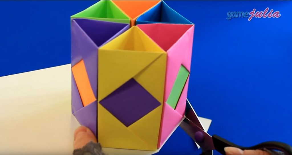 Когда клей подсох, отрезаем все лишнее