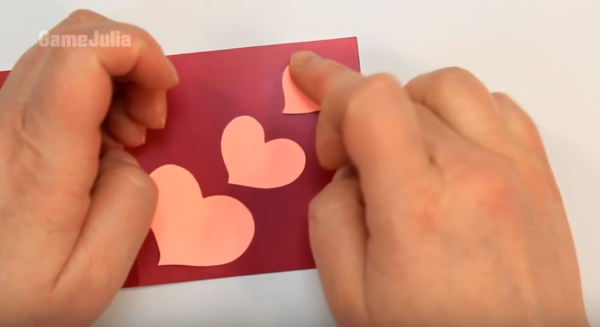 Приклеиваем сердечки