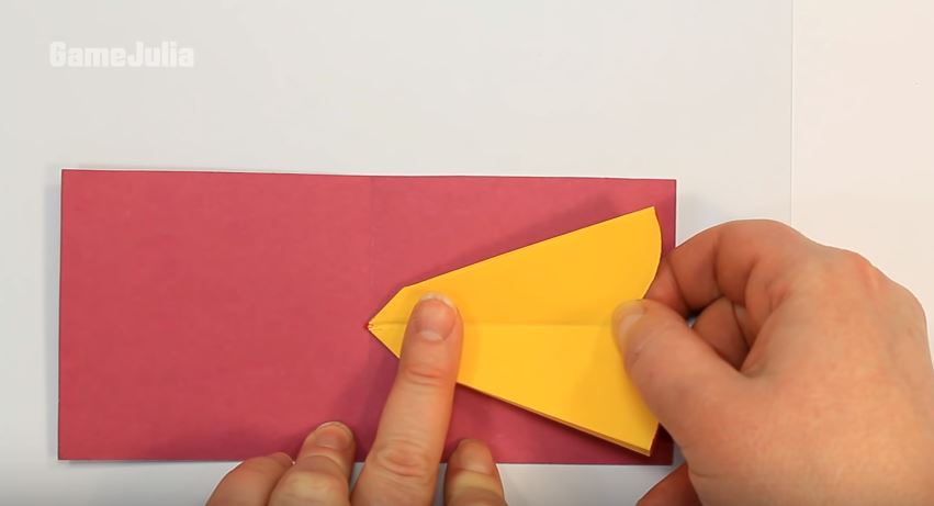 Приклеиваем одну часть цветка