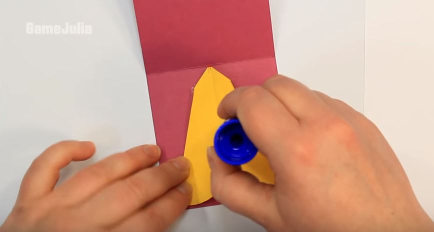 Приклеиваем и прижимаем