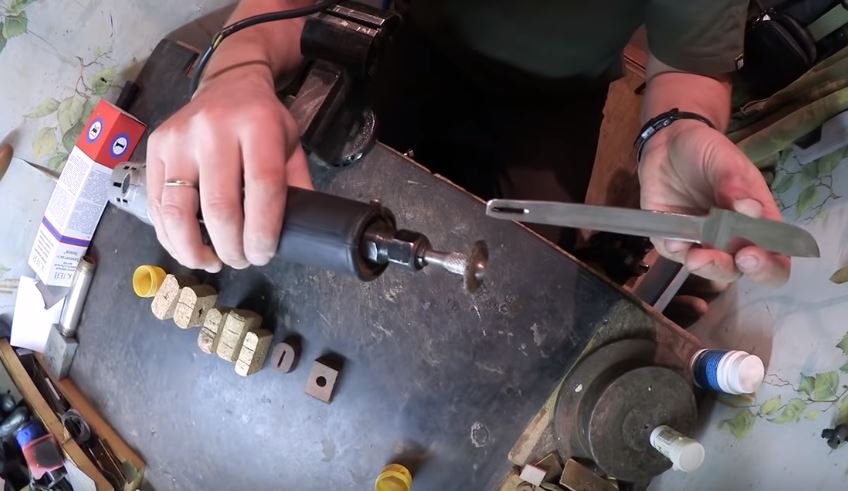 Делаем прорезь