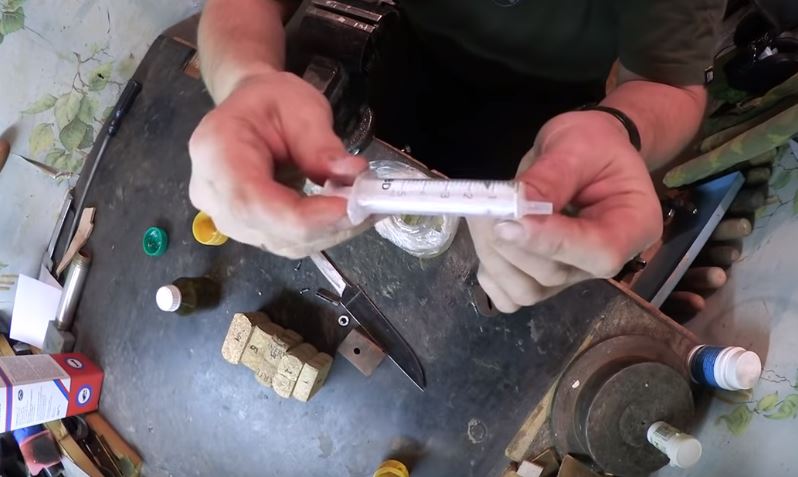 Смешиваем эпоксидный клей