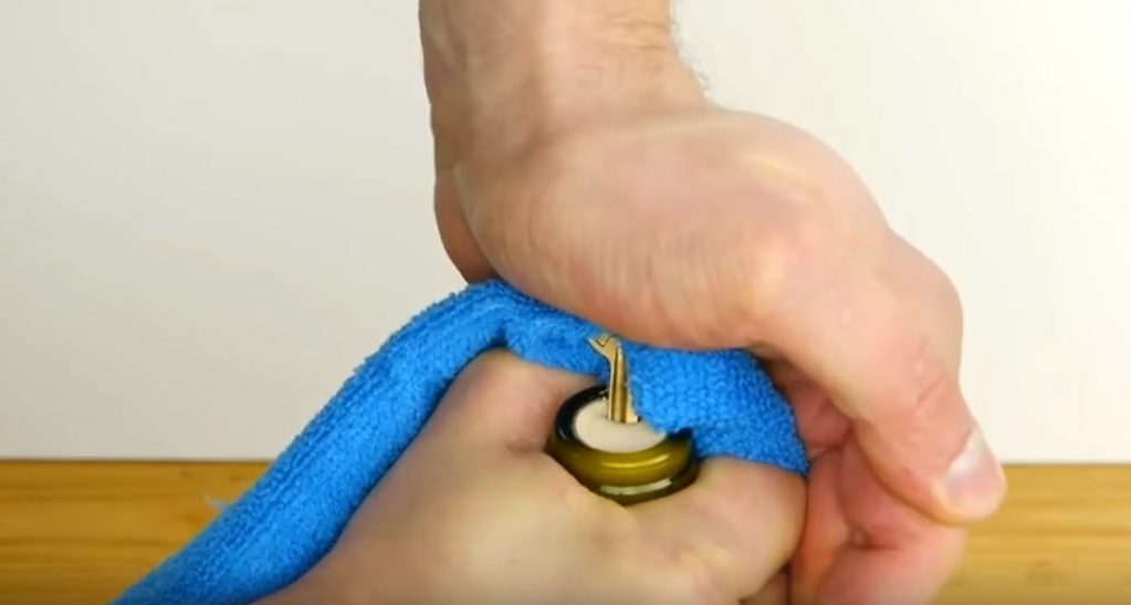 Подложите полотенце