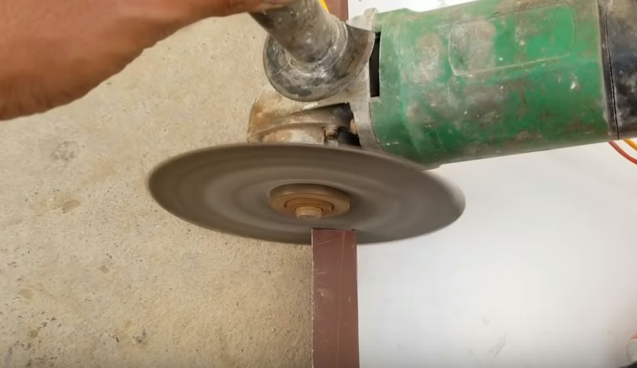 Вырезаем дырку под вентилятор