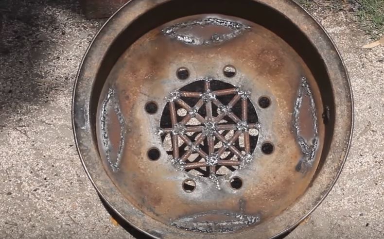 Привариваем решетку