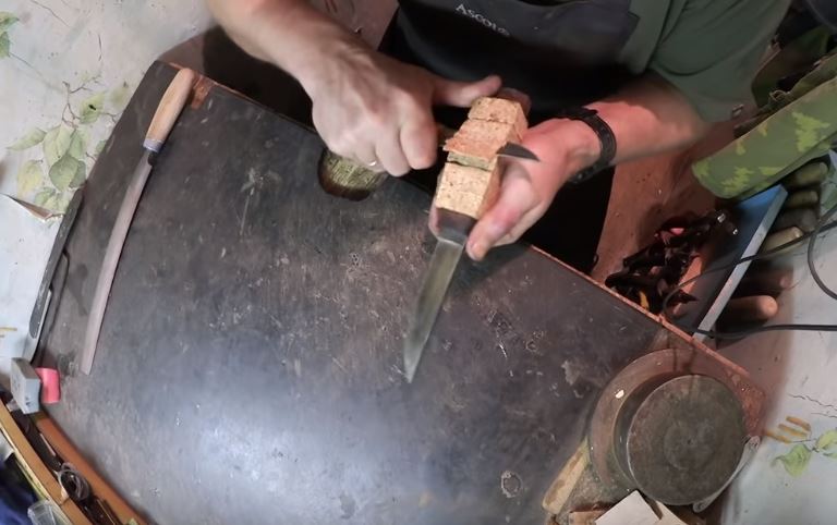 Обрезаем края ножом