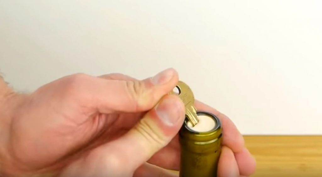 Проворачиваем пробку