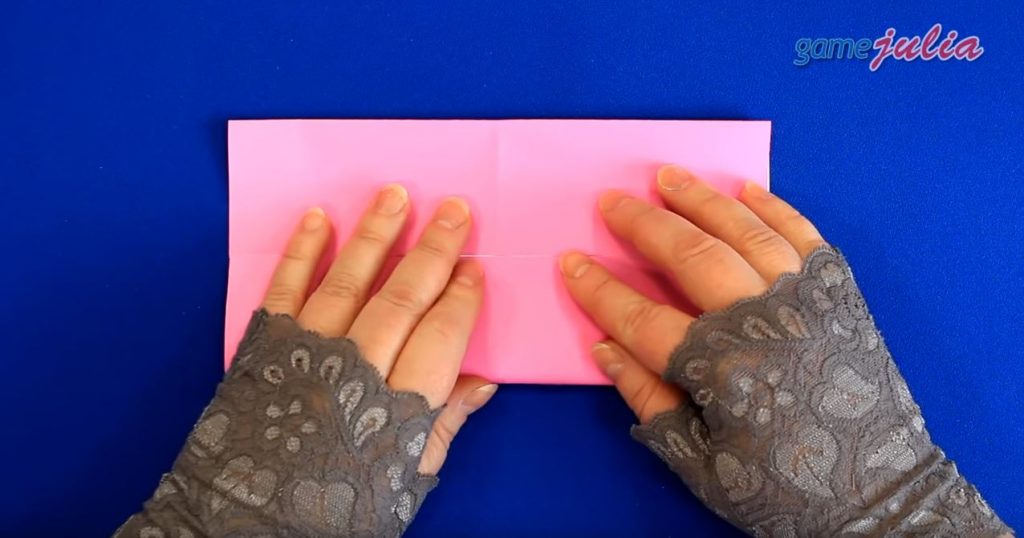 складываем стороны к центральному сгибу