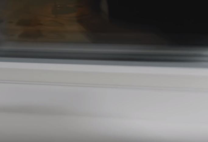 стекло с пленкой осталось сухим