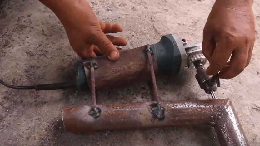 Привариваем арматуру к кожуху