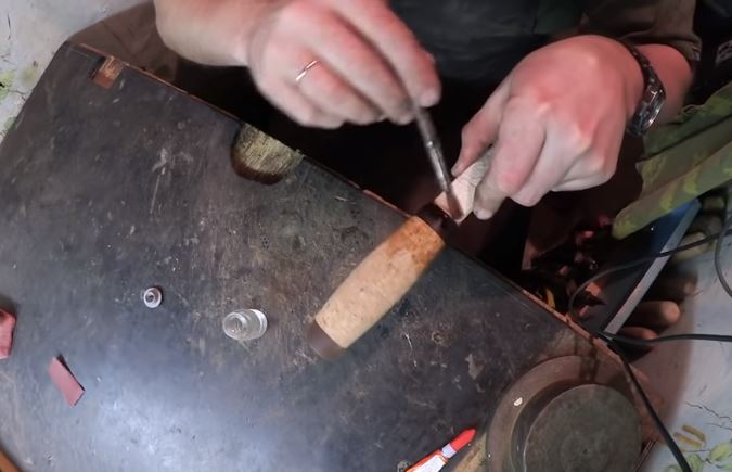 Покрываем рукоятку пропиткой