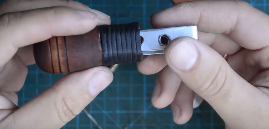 Крепим скобу к ручке