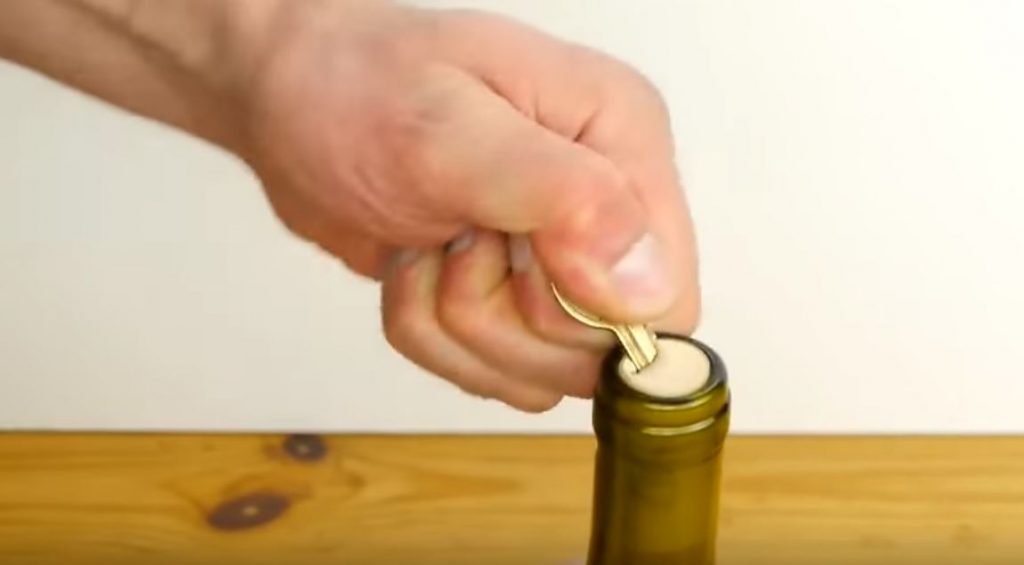 Выкручиваем пробку