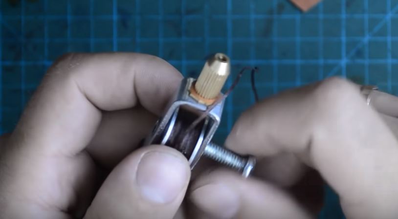 Фиксируем шпульку