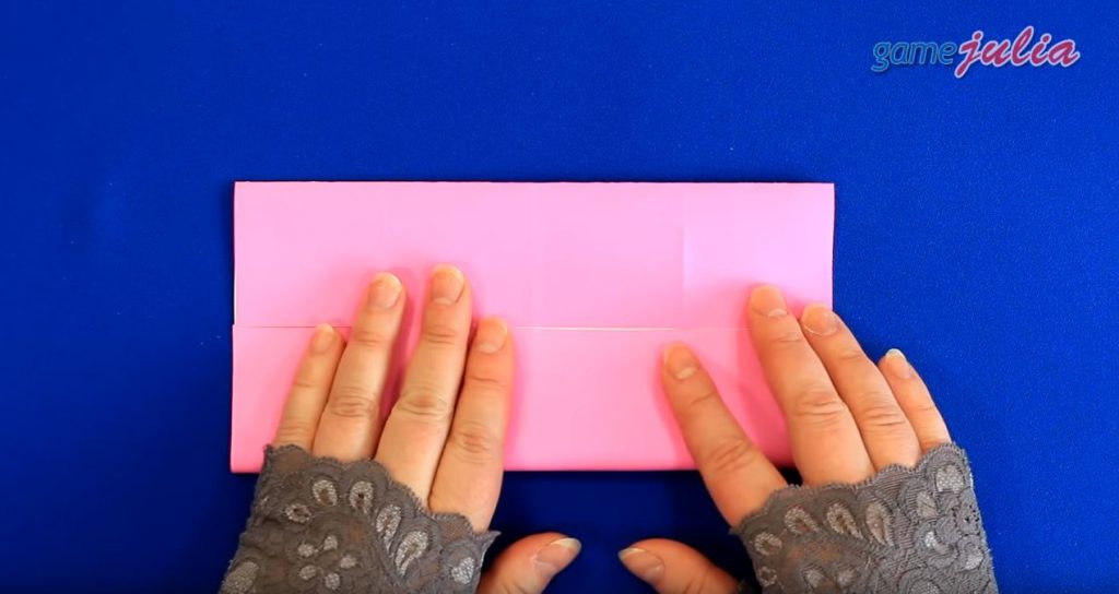 Разворачиваем и складывая две стороны к центральному сгибу