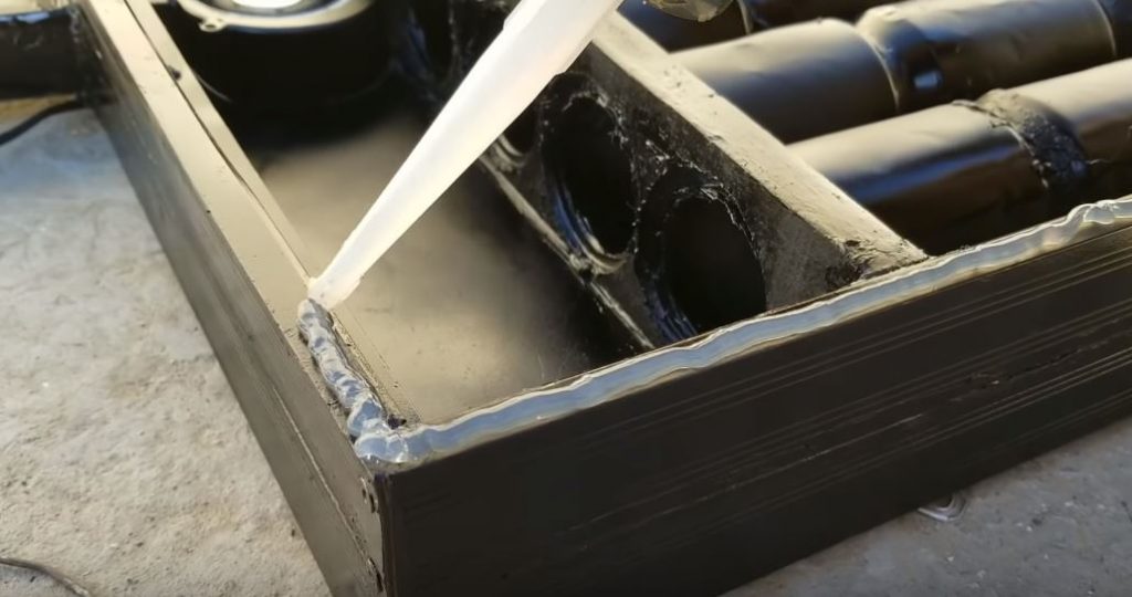 Наносим герметик