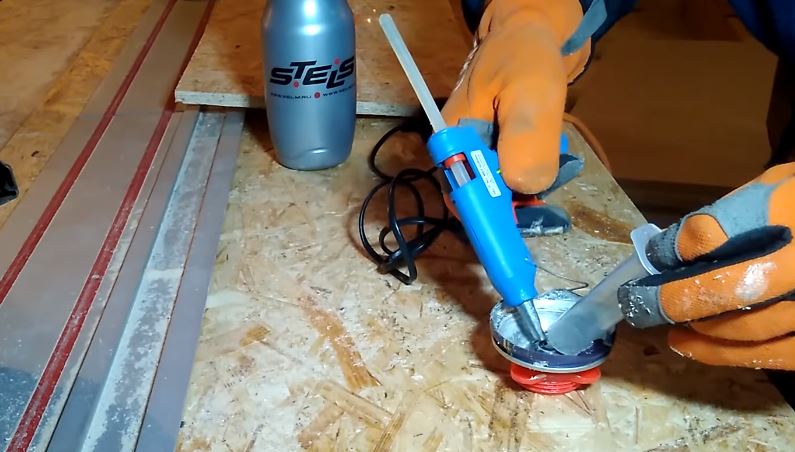 Промазываем места стыка термопистолетом