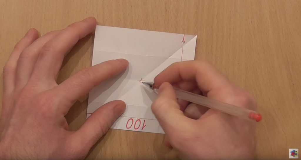 Складываем квадрат по диагонали и отмечаем центр