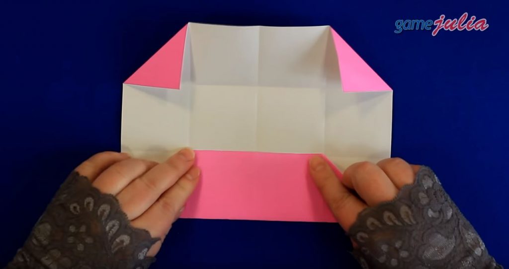 Теперь загибаем нижнюю часть к центру