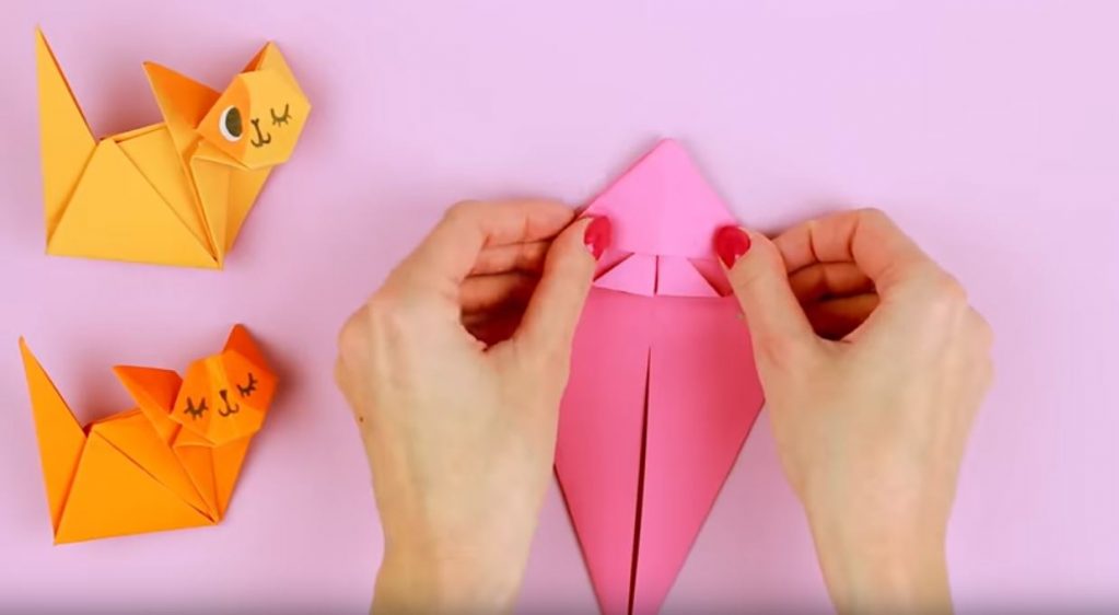 Выступающую часть аккуратно раздвигаем в разные стороны