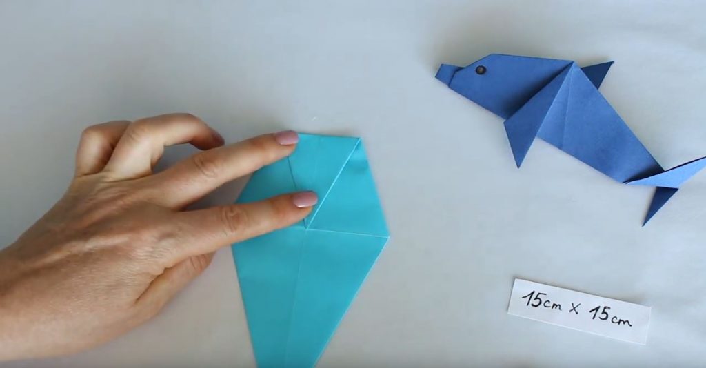 загибаем верхний угол к центру ромба