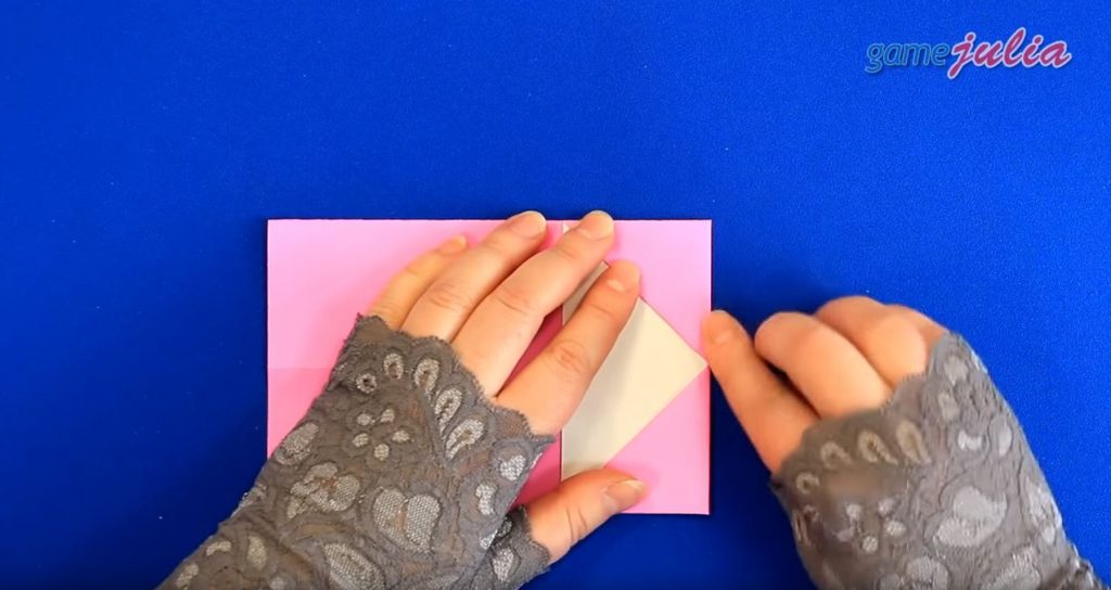 загибаем правую сторону к центру