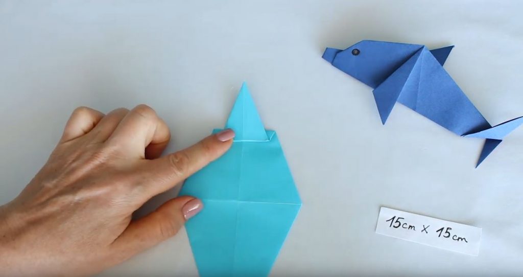 загибаем край обратно вверх, формируя складку