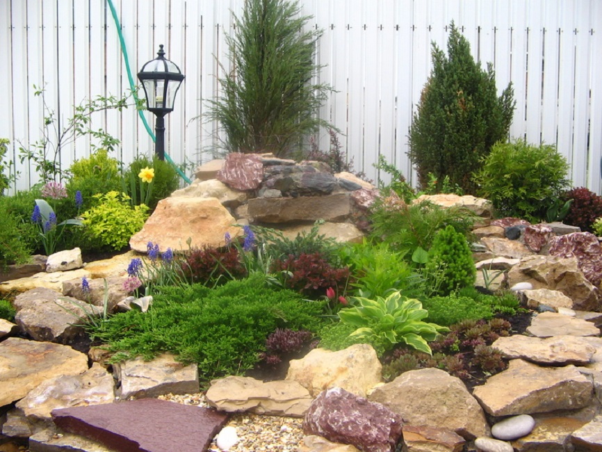 Альпинарий – клумба свободного типа с ограждением из дикого камня