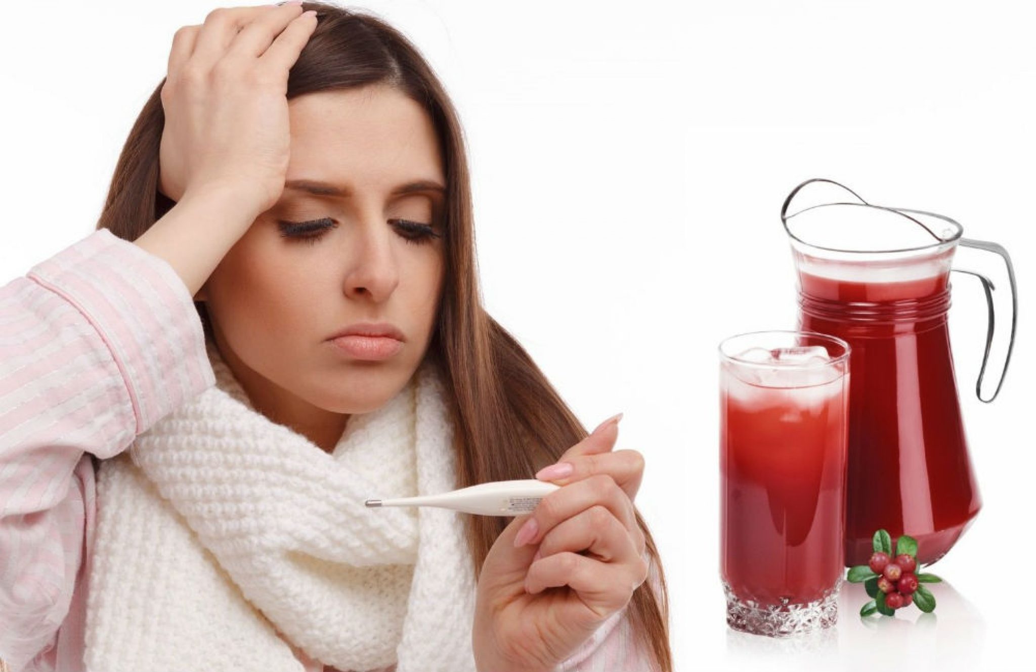 Как справиться с простудой. Простуда. Боремся с простудой. Ягоды против вируса простуды. Больной пьет морс.