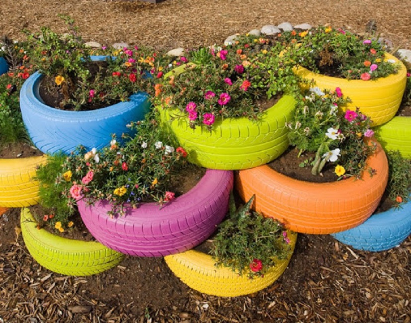 Клумба, сделанная из нескольких покрышек