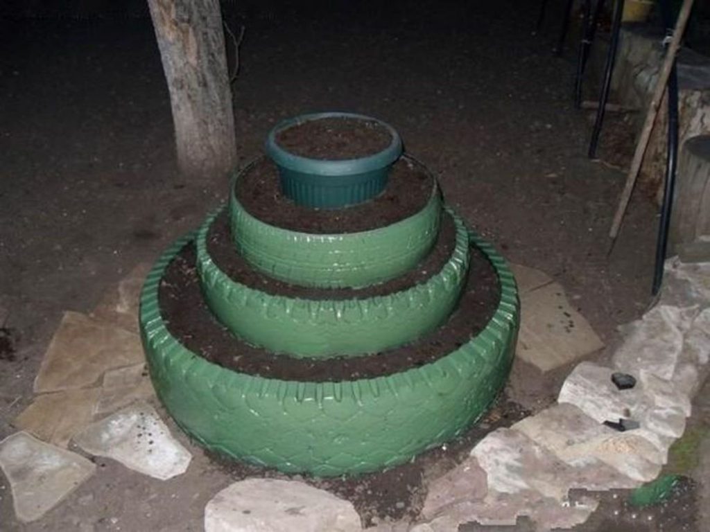 Многоярусная клумба из автомобильных шин