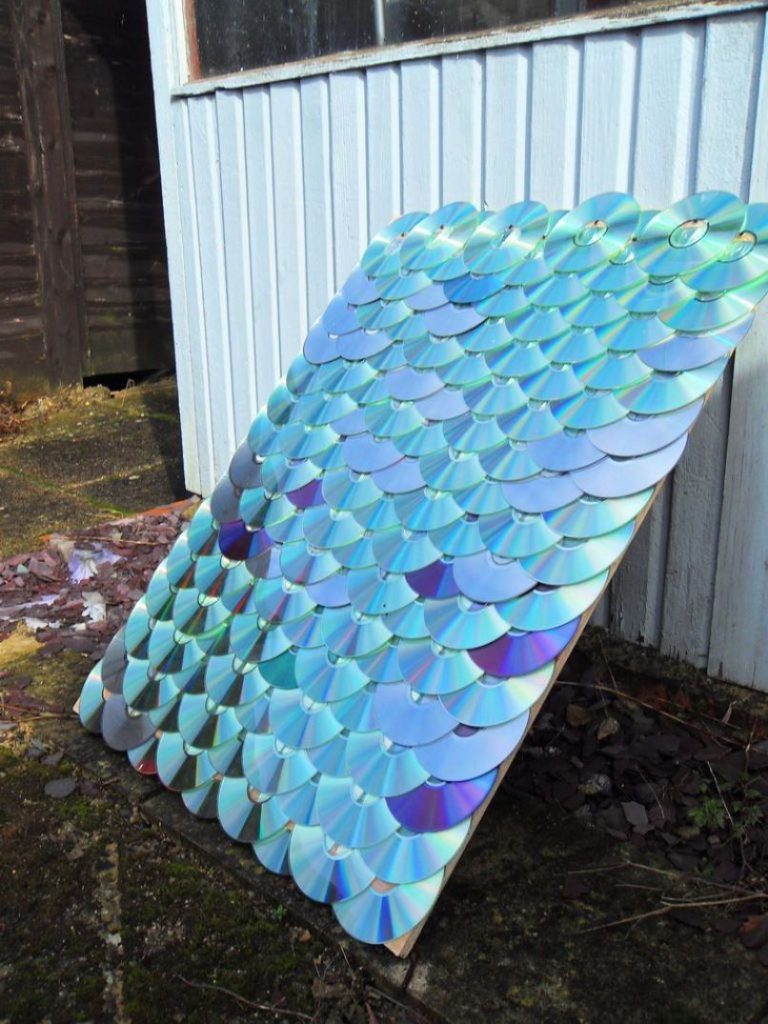 Панель для ограждения, собранная из компакт-дисков