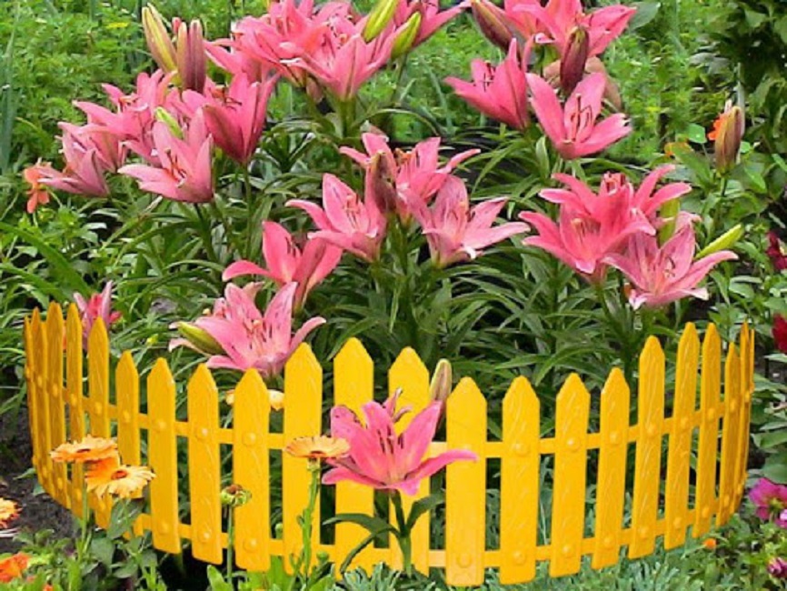 Пластиковый забор, сделанный в виде штакетника