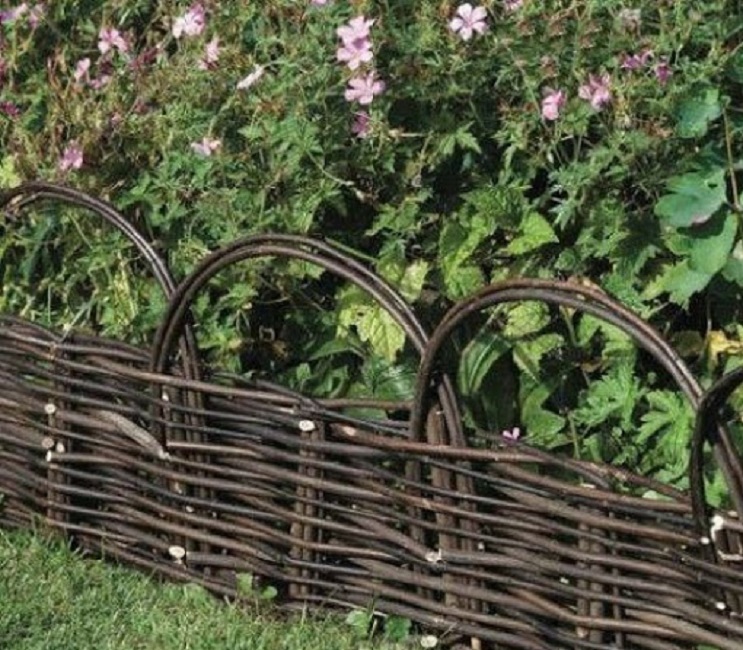 Плетеные ограждения для клумб своими руками