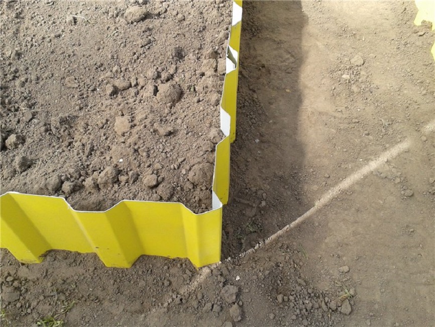 Пример использования ограждения из профнастила