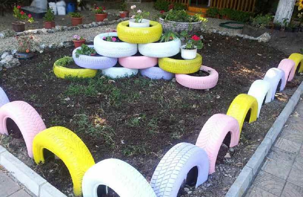 Самый простой способ их применения – просто вкапать их по периметру клумбы