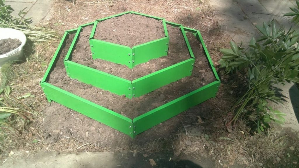 Трёхярусная клумба «Кровлен»