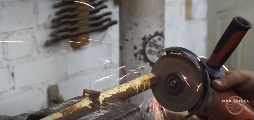 От трубы отрезаем болгаркой три заготовки