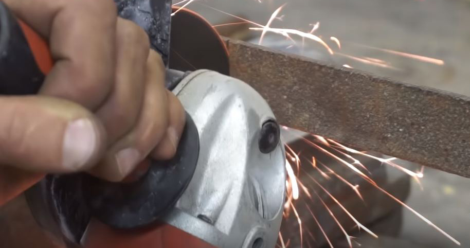 От металлической пластины отрезаем полоску