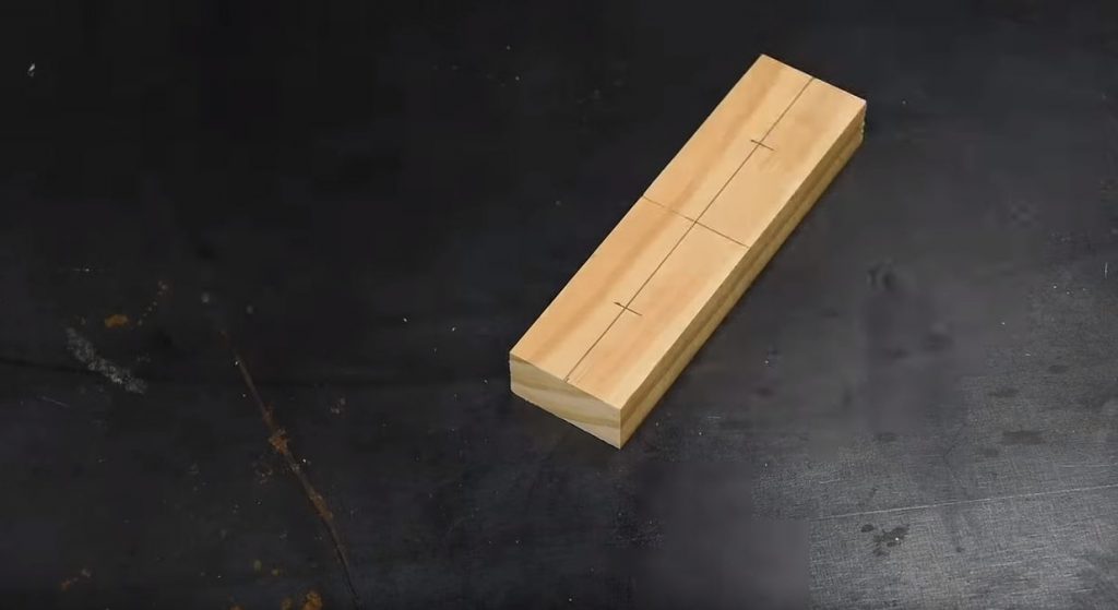 Проводим через него поперечную и продольную линии