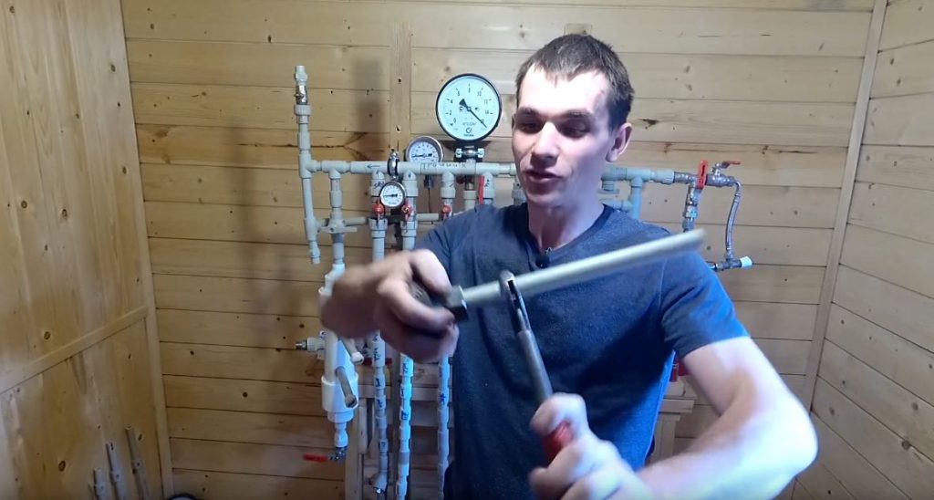 Одеваем плашку и трубным ключом проворачиваем трубу