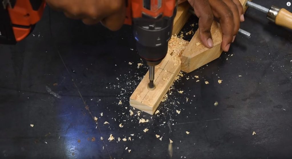 По этим меткам просверливаем два углубления