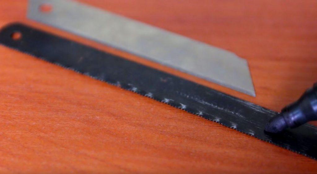 Маркером отмечаем длину и скос на ножовочном полотне